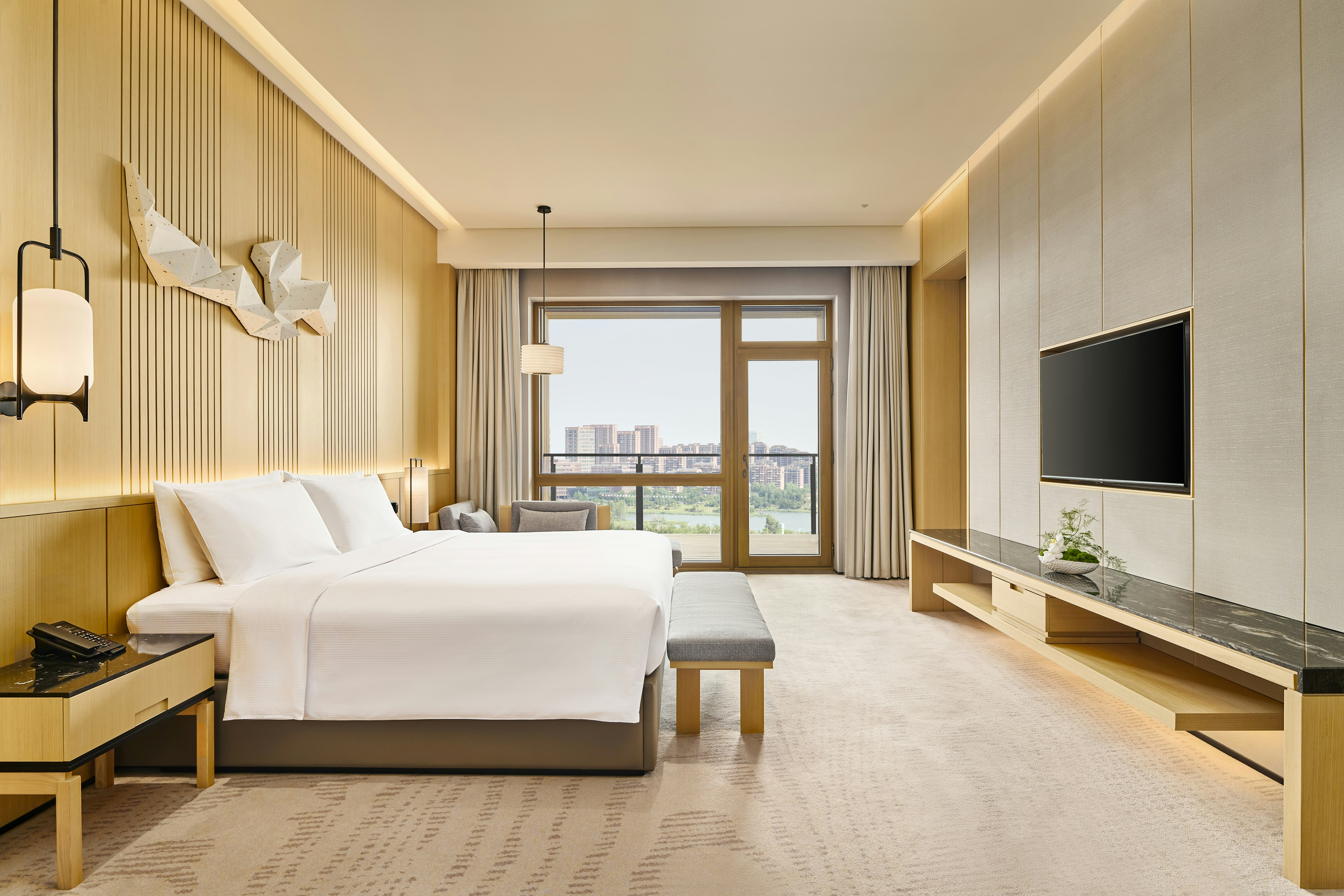 AMBASSADOR, SUITE, KING BED