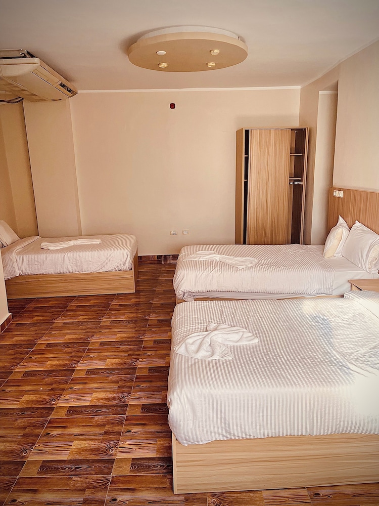 Three Giza Pyramids Inn 29/65