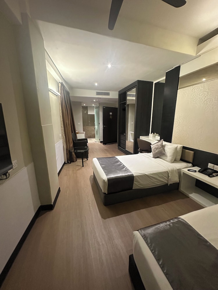 SUPERIOR, TWIN BEDS, NO WINDOW