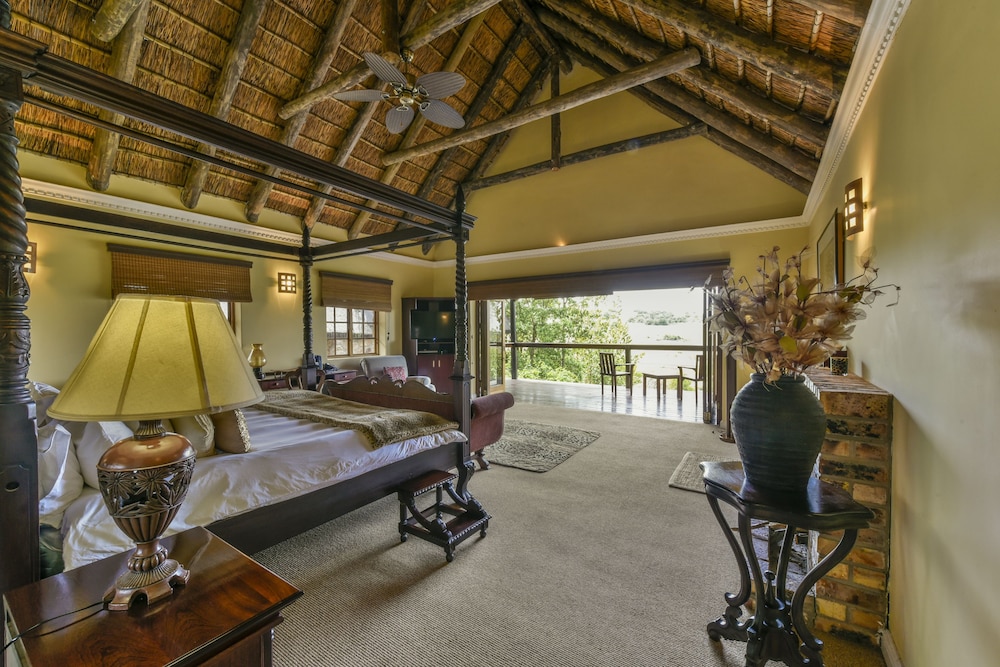 LUXURY, LODGE
