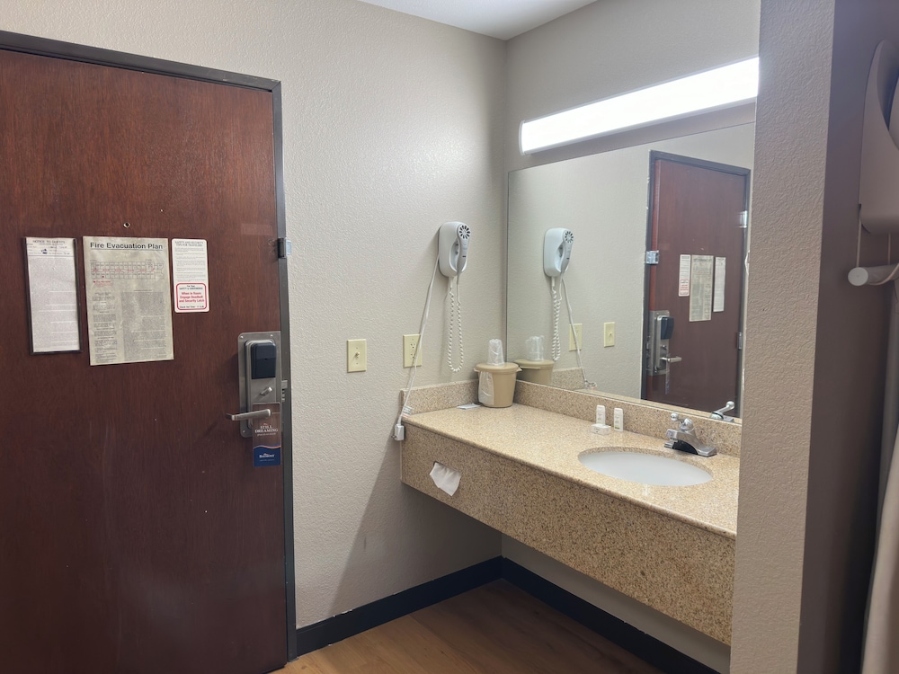 Baymont Inn & Suites by Wyndham Lincoln NE 44/47