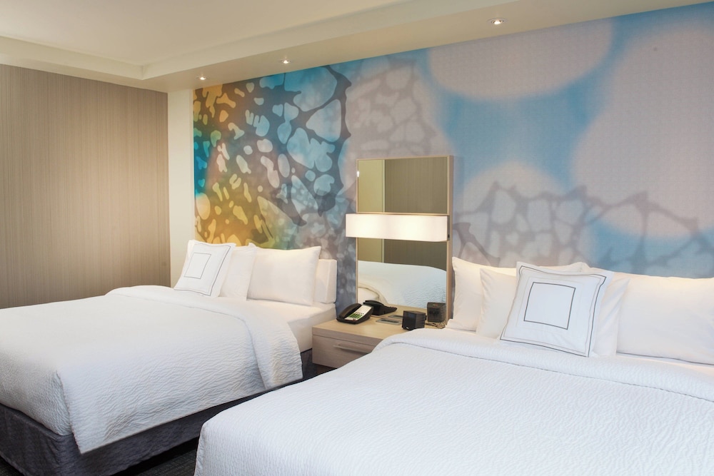 Room, 2 Queen Beds, Water View