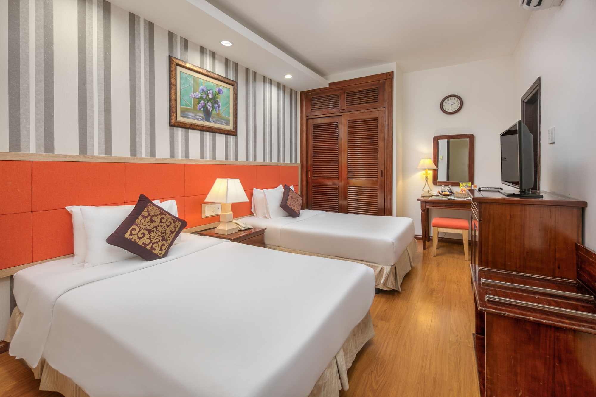 STANDARD, DOUBLE OR TWIN BED, NO WINDOW