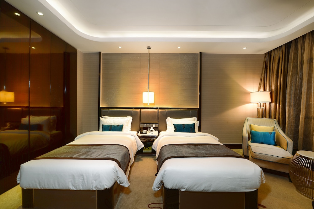 Pacific Regency Hotel Suites 37/70