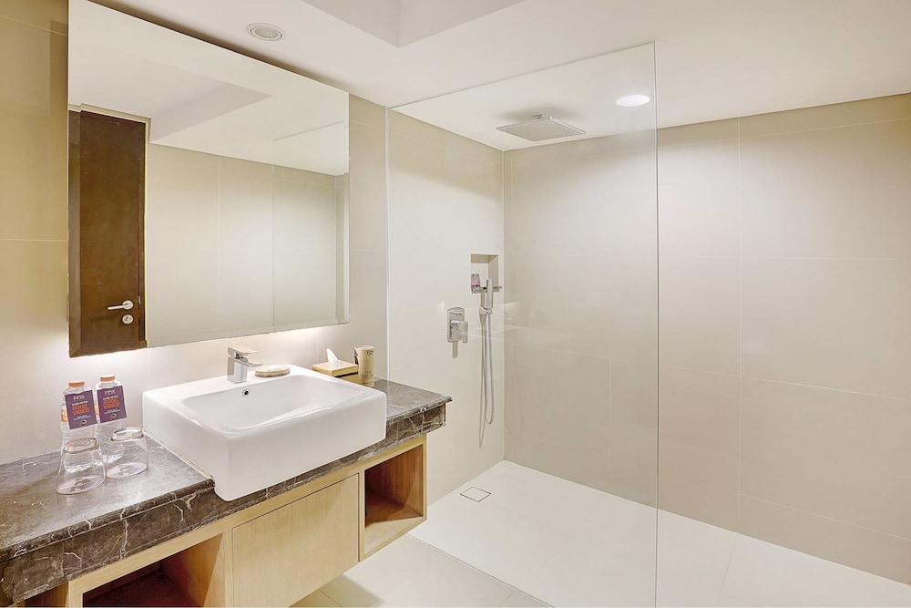 Deluxe Room Shower 8/9