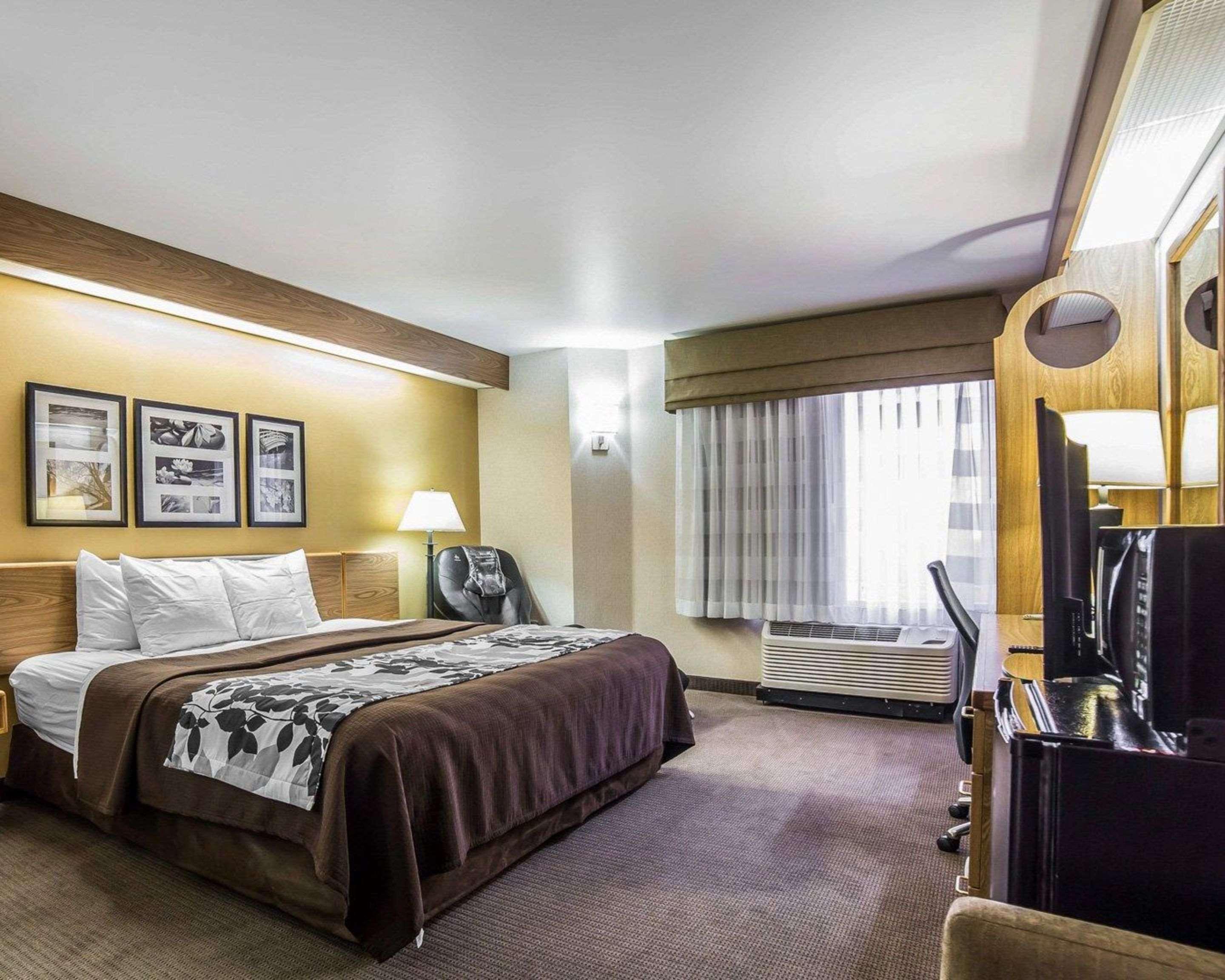 ROOM, KING BED