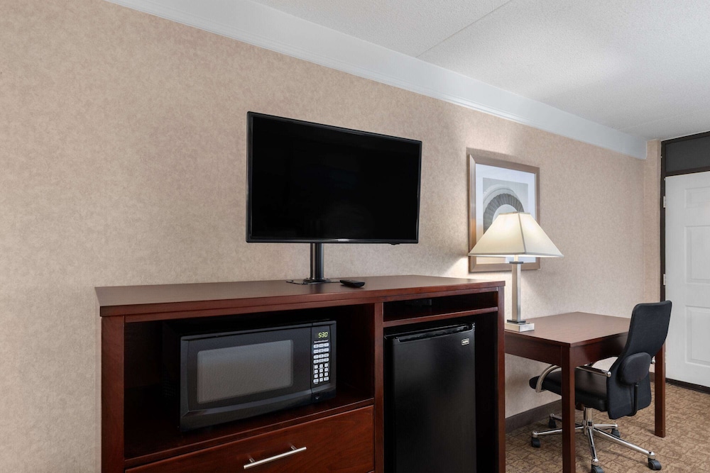 Days Inn by Wyndham Columbia Kentucky 43/52