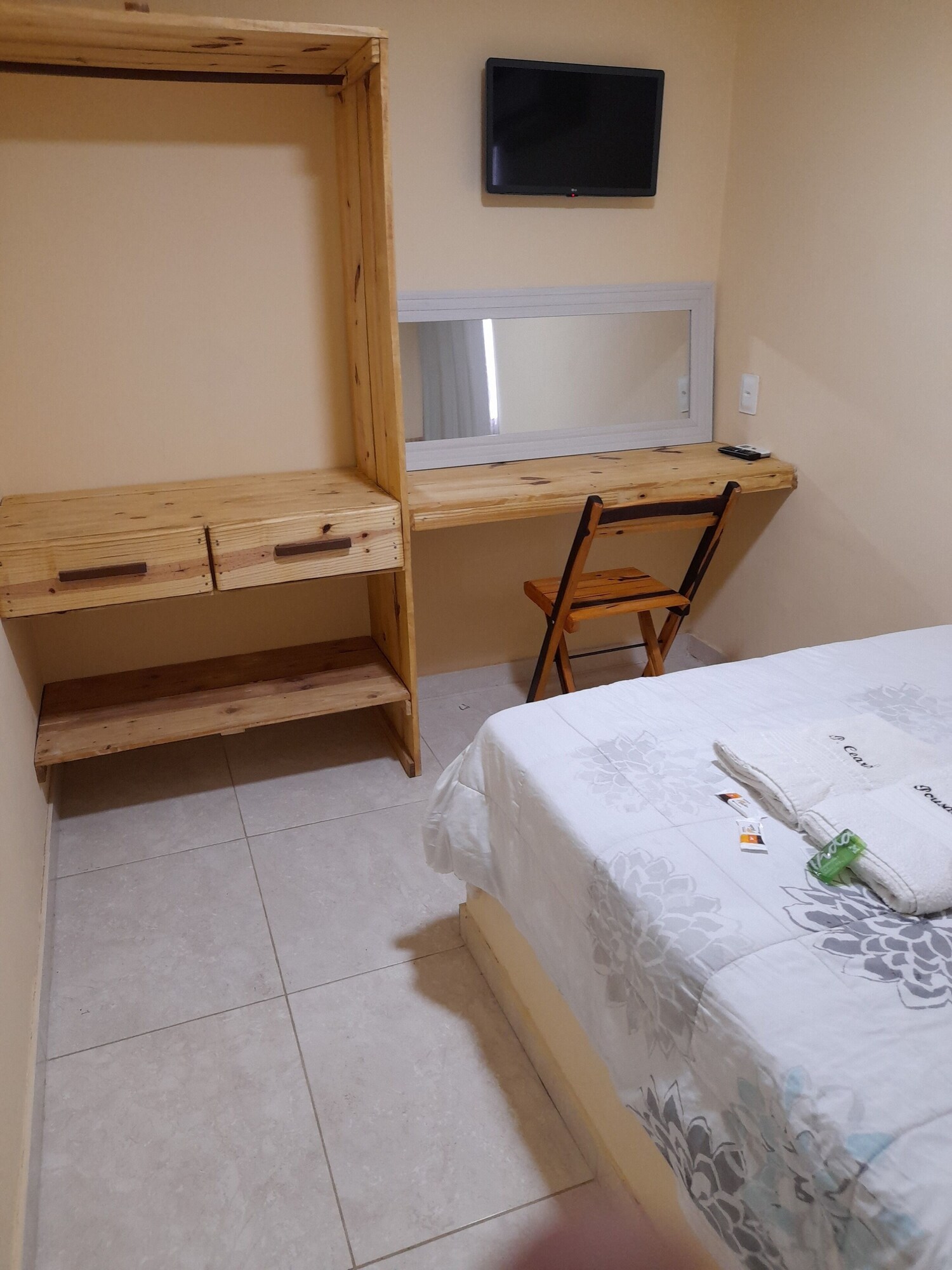 FLAT, POOL ACCESS