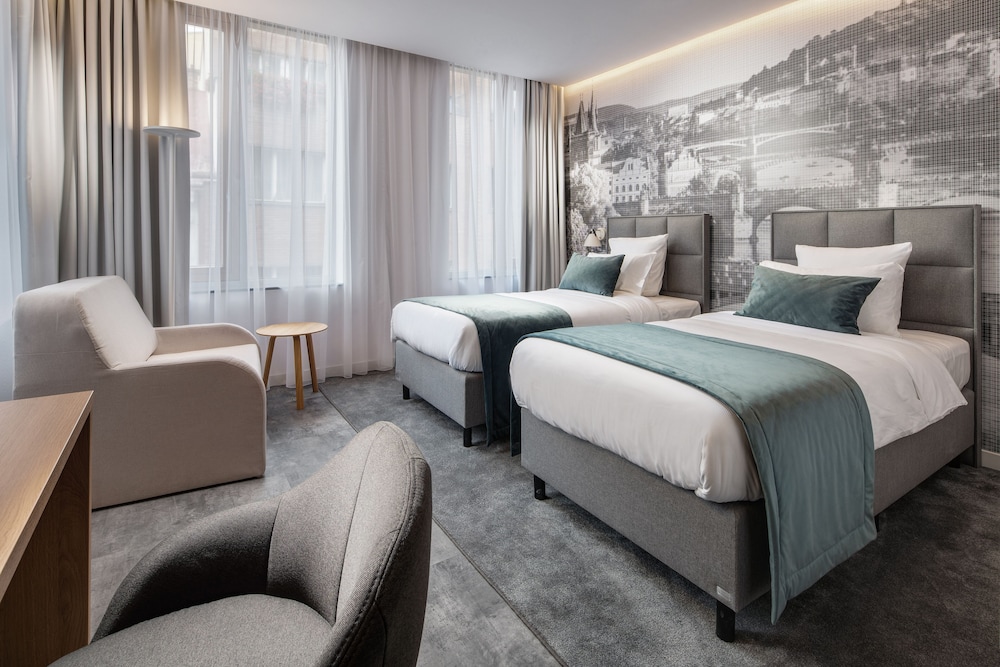 DELUXE, DOUBLE OR TWIN BED