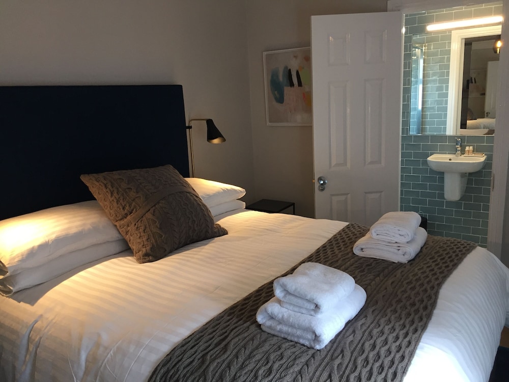 Pembroke Hall 27/50
