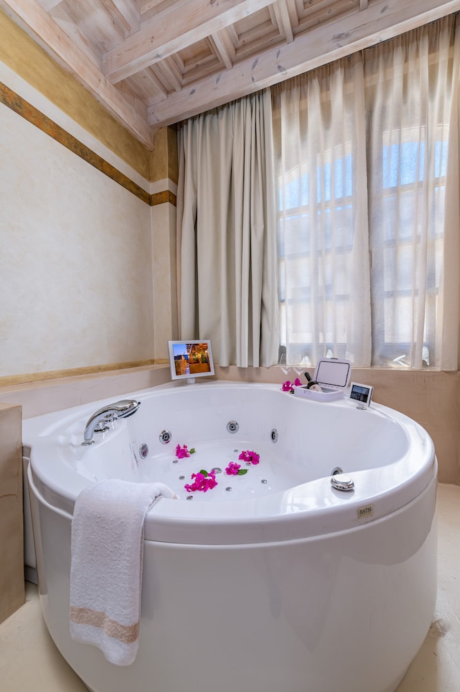 10GR Boutique Hotel & Wine Bar - Adults Only 60/64