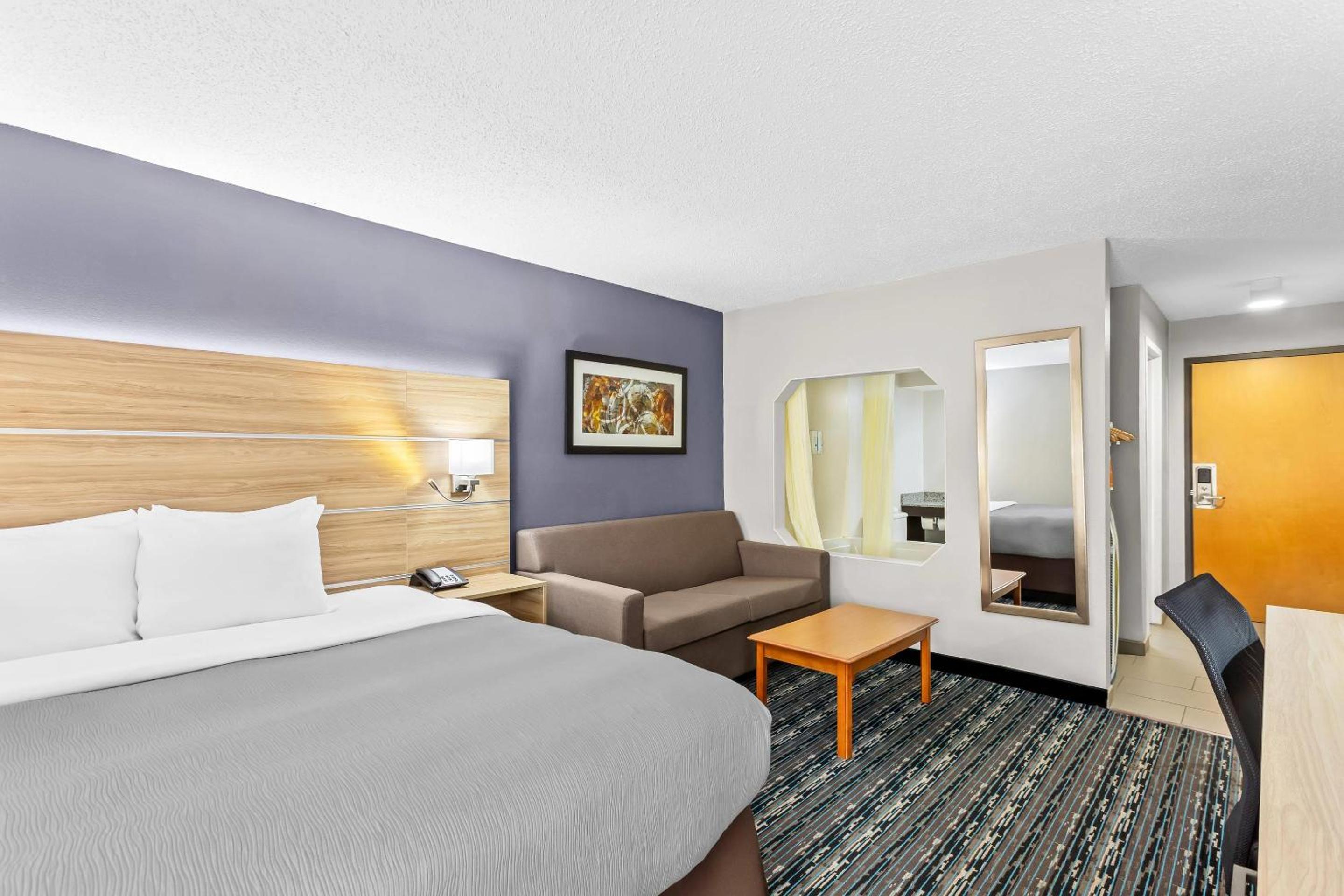 Suite, King Bed, Hot Tub