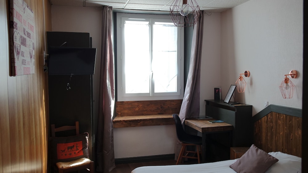 Cecil Hotel 40/49