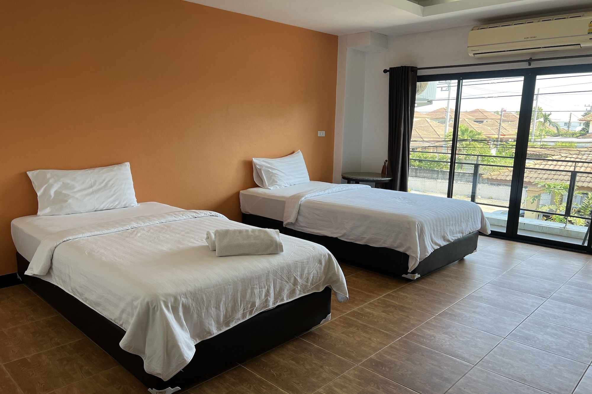DELUXE, TWIN BEDS