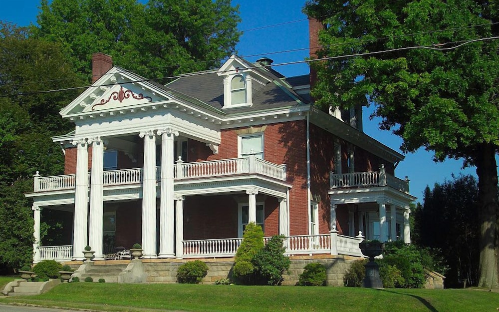 South Broadway Manor Bed and Breakfast 5/72