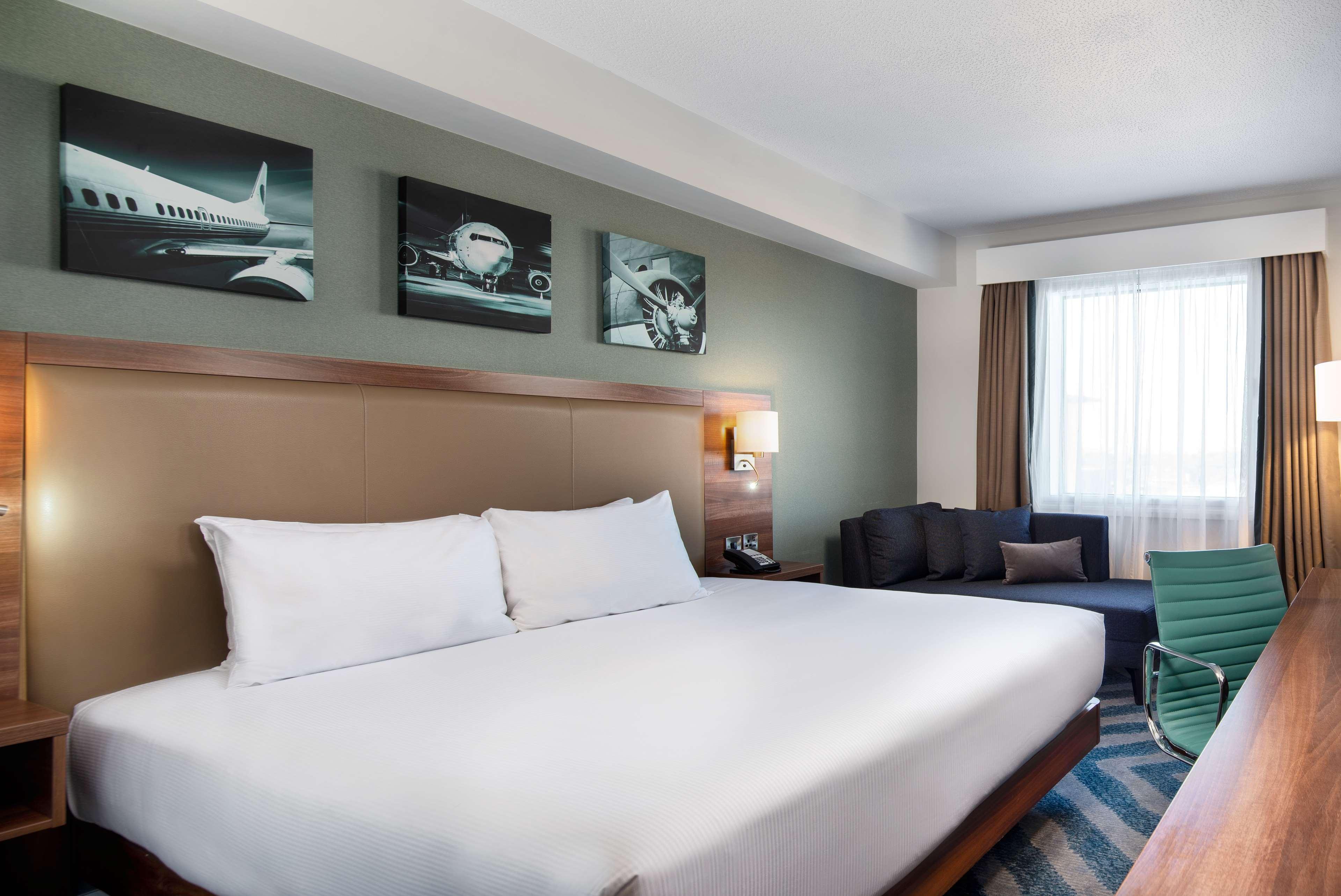 DELUXE, KING BED, CHAISE LOUNGE