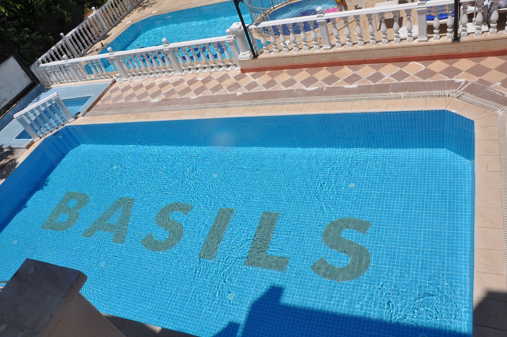 Basil's Apart Hotel 32/51