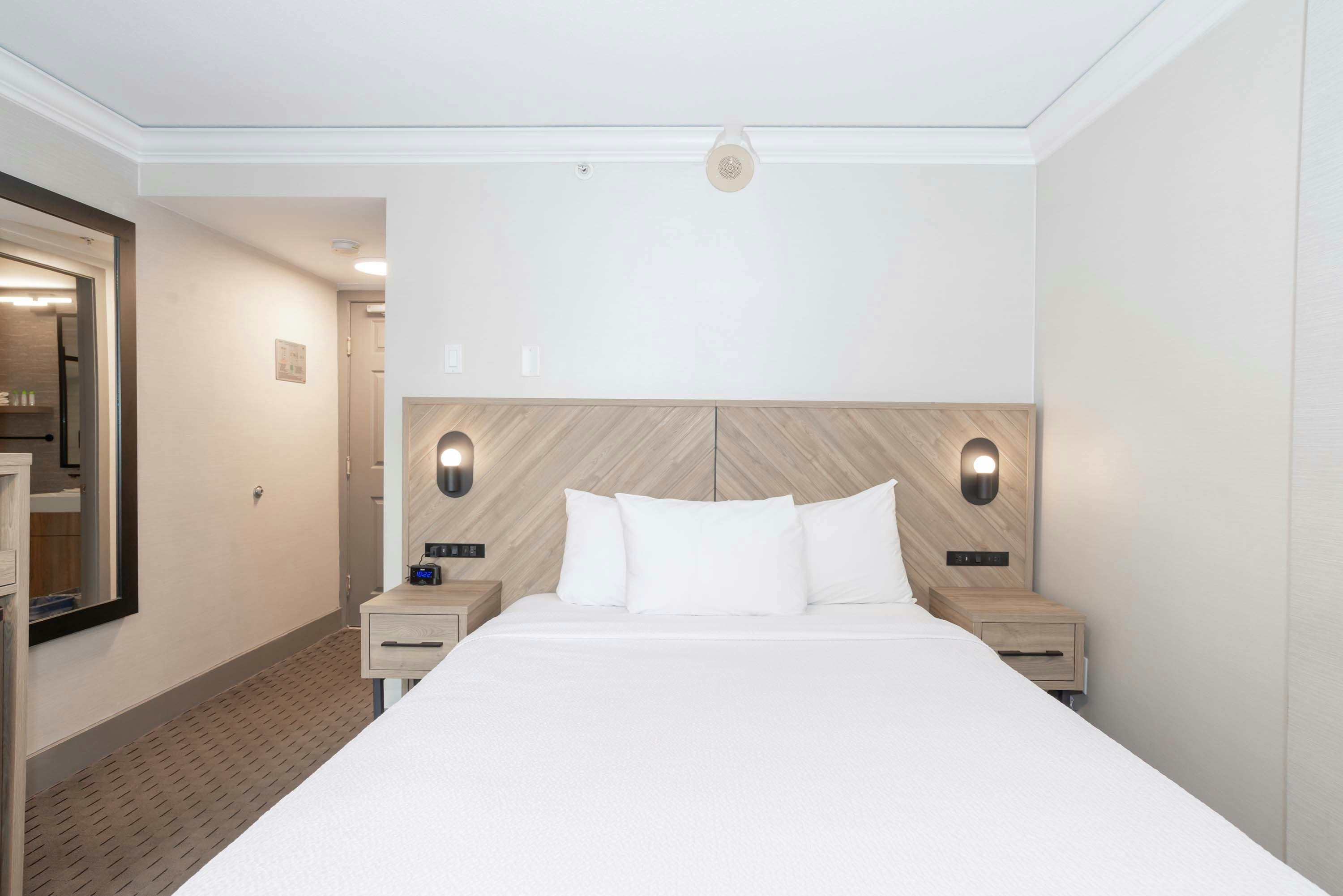 Standard, Queen Bed, South Tower