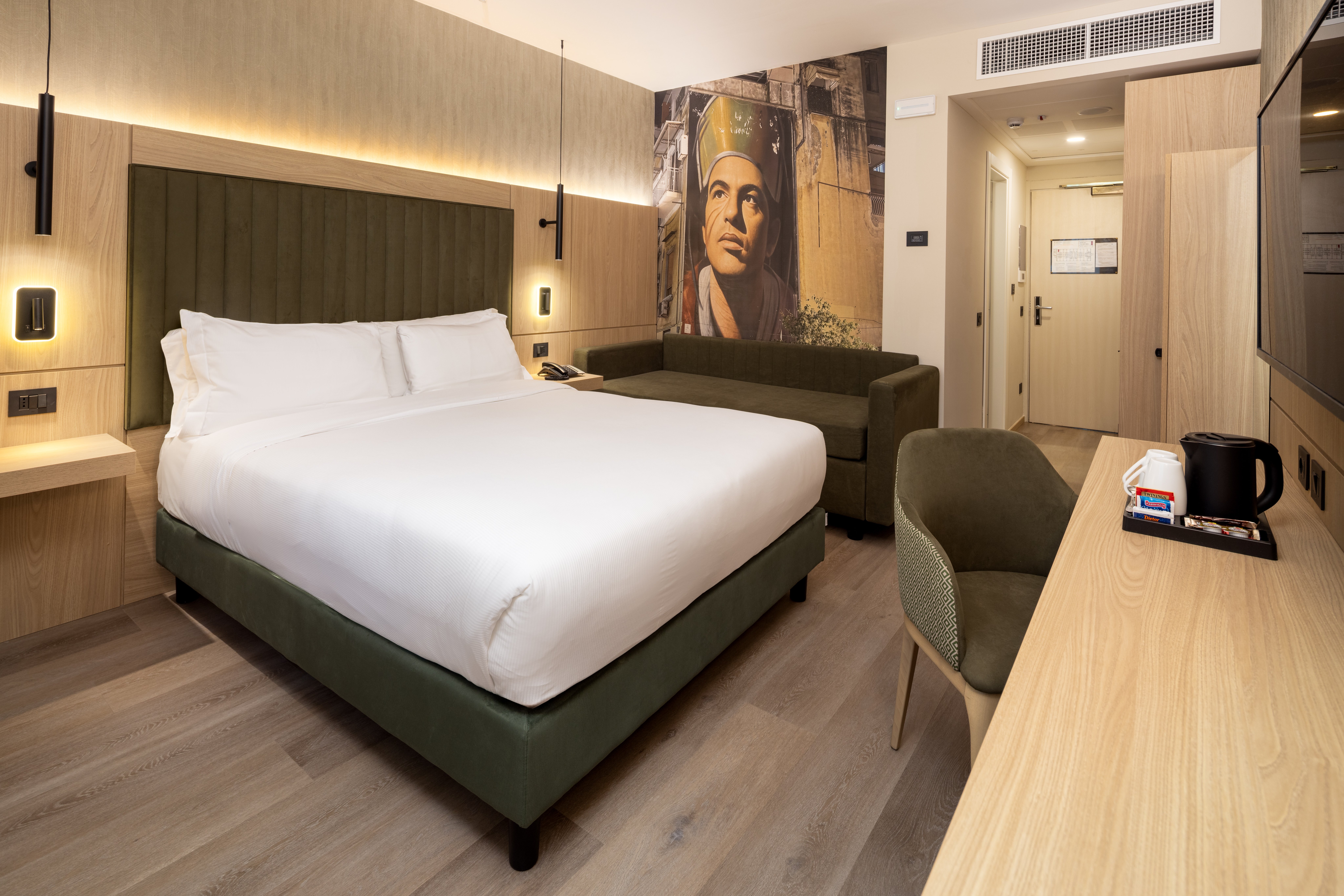 HOLIDAY INN NAPLES 30/78
