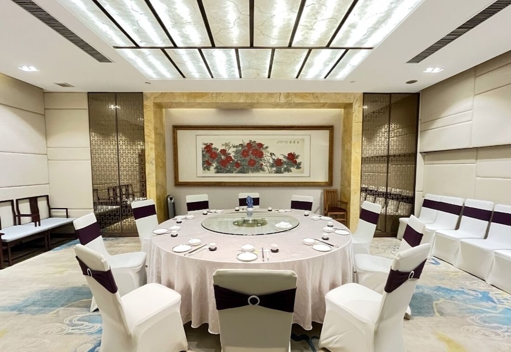 Guangdong Hotel (Sun Yat-sen Memorial Hall Station) 60/73