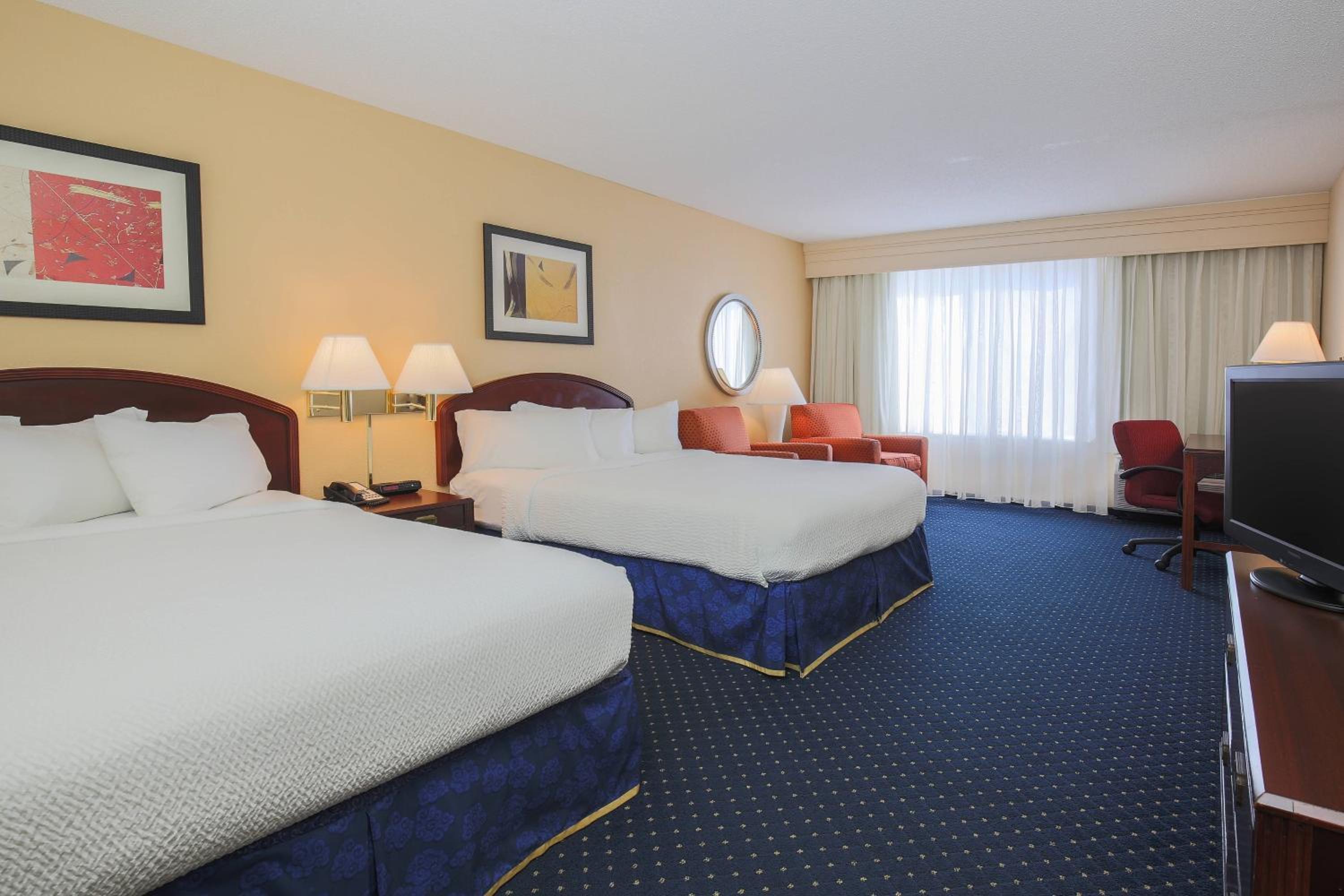 غرفة بسريرين كوين بحوض استحمام لذوي الإعاقة، Courtyard by Marriott Flint Grand Blanc 2/6