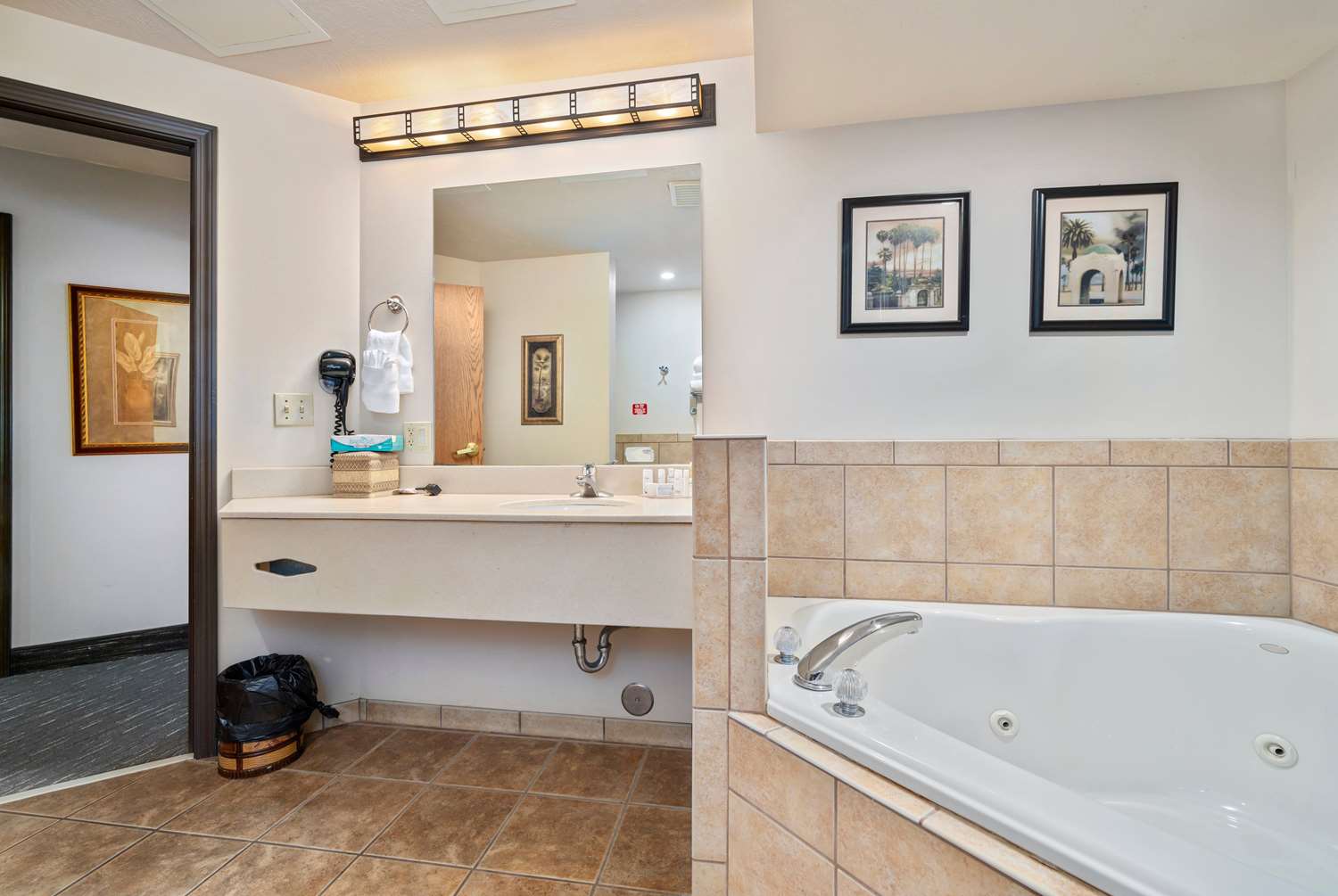 Ramada by Wyndham Sioux Falls Airport-Waterpark & Event Ctr 33/39