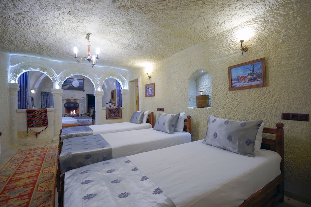 CAVE, FAMILY, SUITE, BALCONY