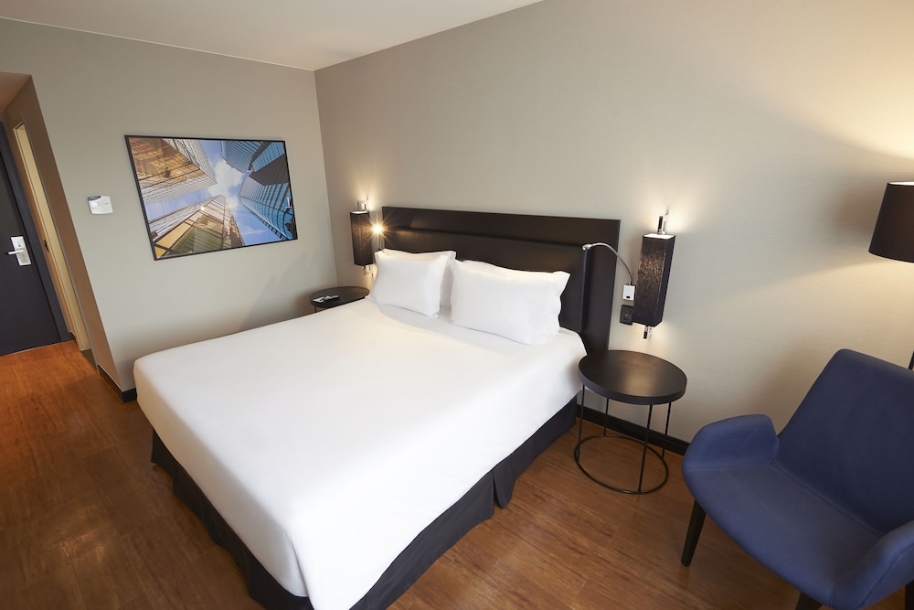 EXECUTIVE, QUEEN BED