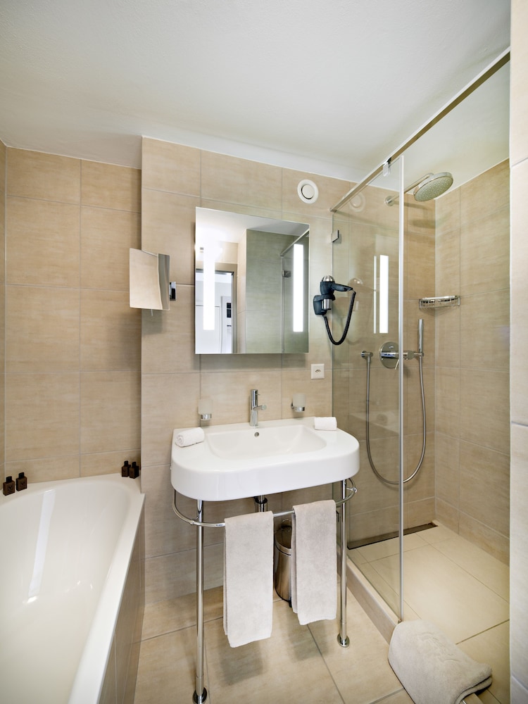Junior Suite, King Bed, Valley View, Balcony