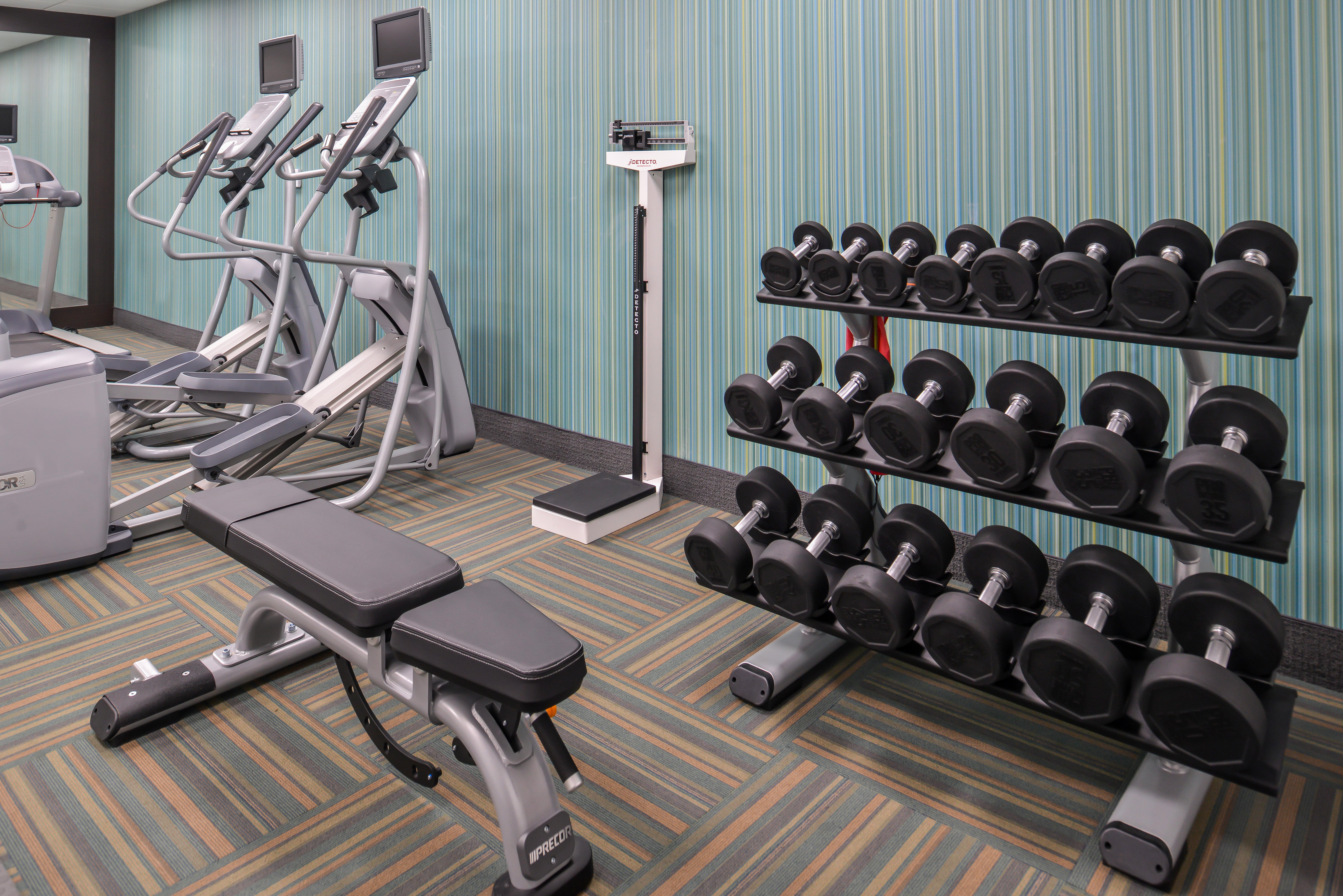HOLIDAY INN EXPRESS & SUITES KANSAS CITY - LEE'S SUMMIT 17/30