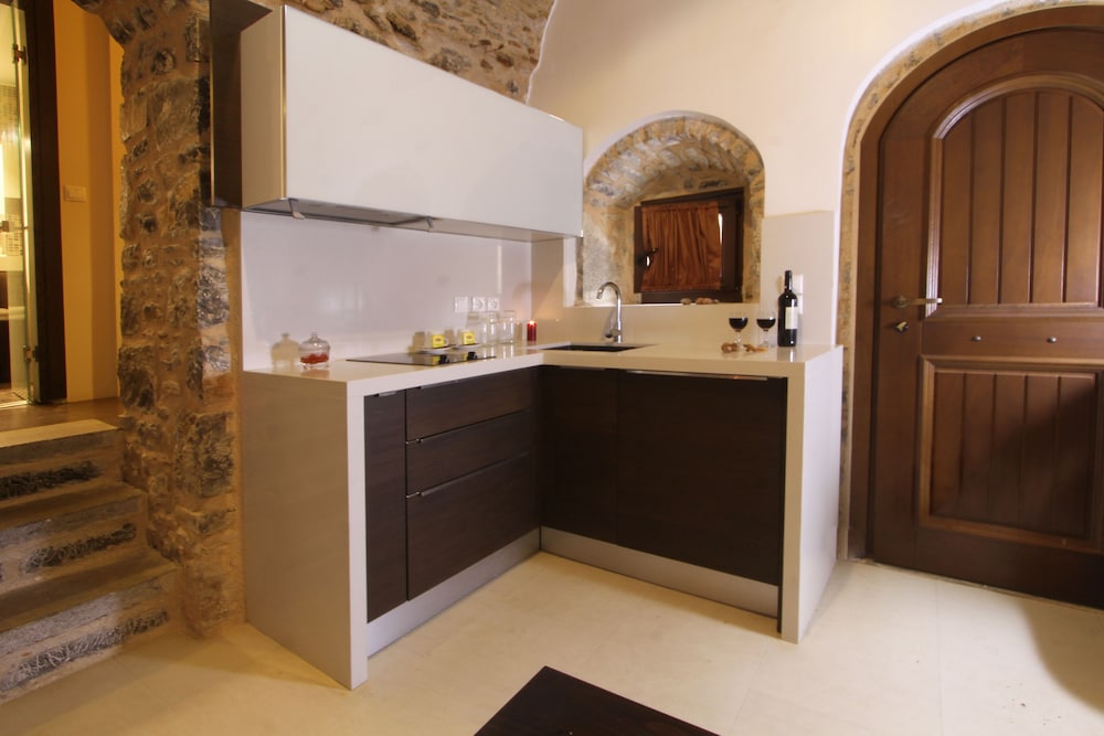 MEDIEVAL CASTLE SUITES TRADITIONAL 6/50