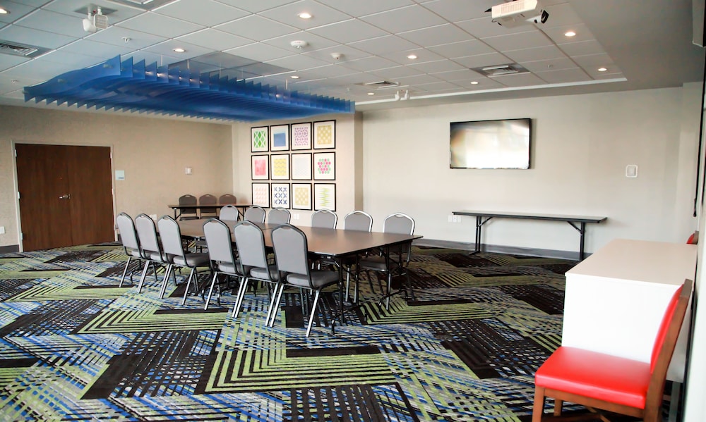 Holiday Inn Express Suites Nashville North Springfield 42/77