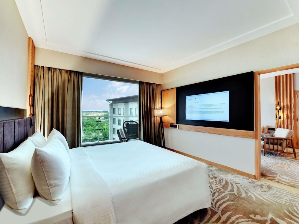 غرفة بريميير بسرير كينج بإطلالة على المسبح مع دخول الصالة، NOVOTEL HYDERABAD AIRPORT 3/7