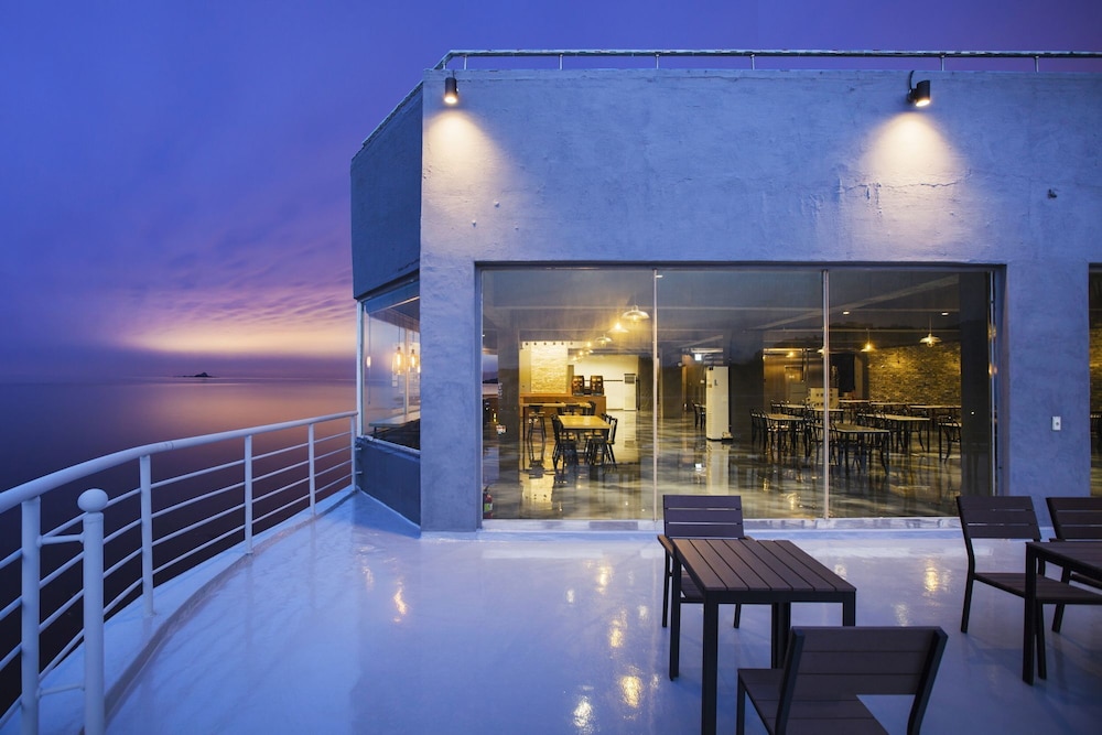 El Hotel 2/49