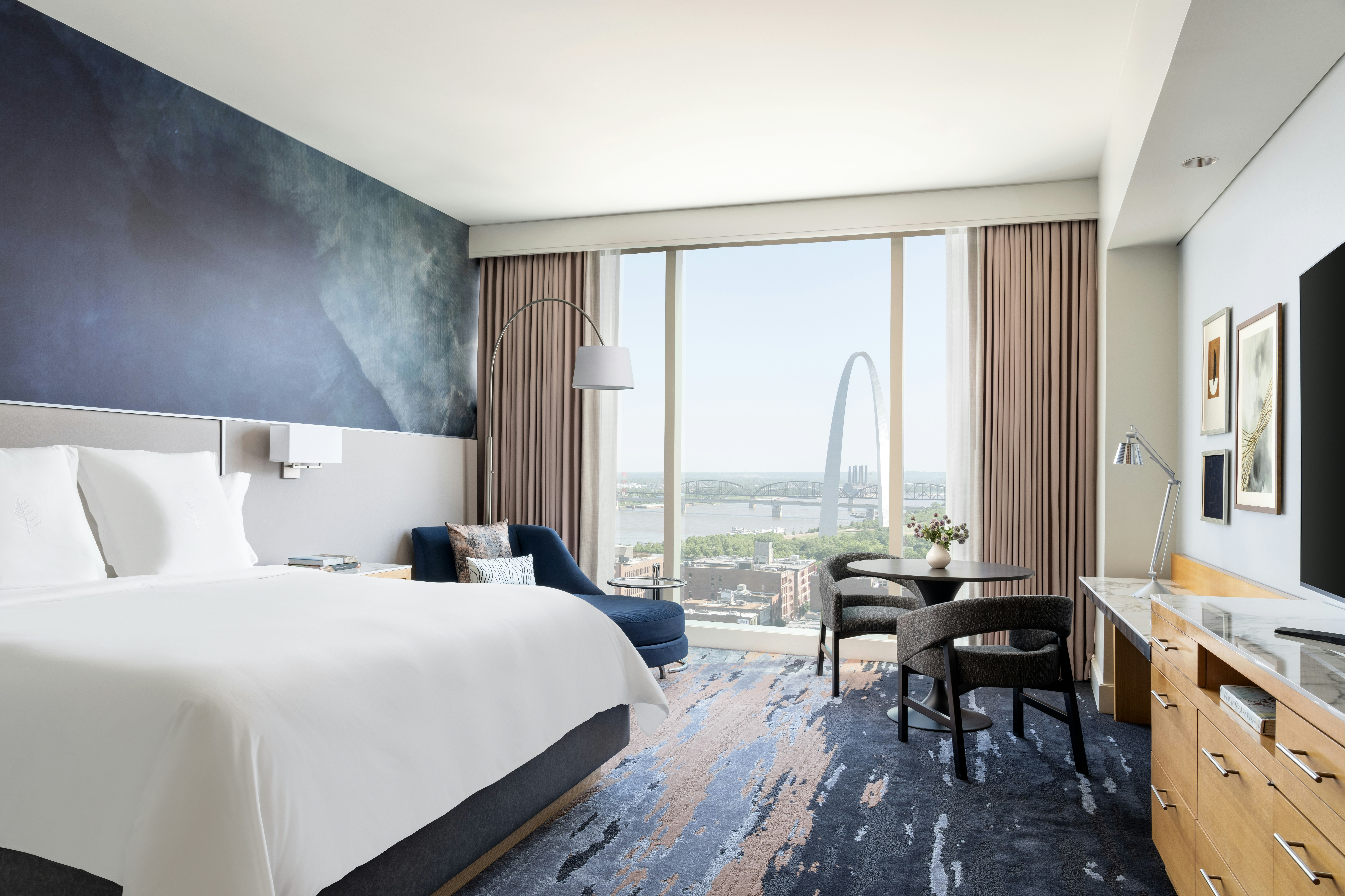 Premier, King Bed, Arch View