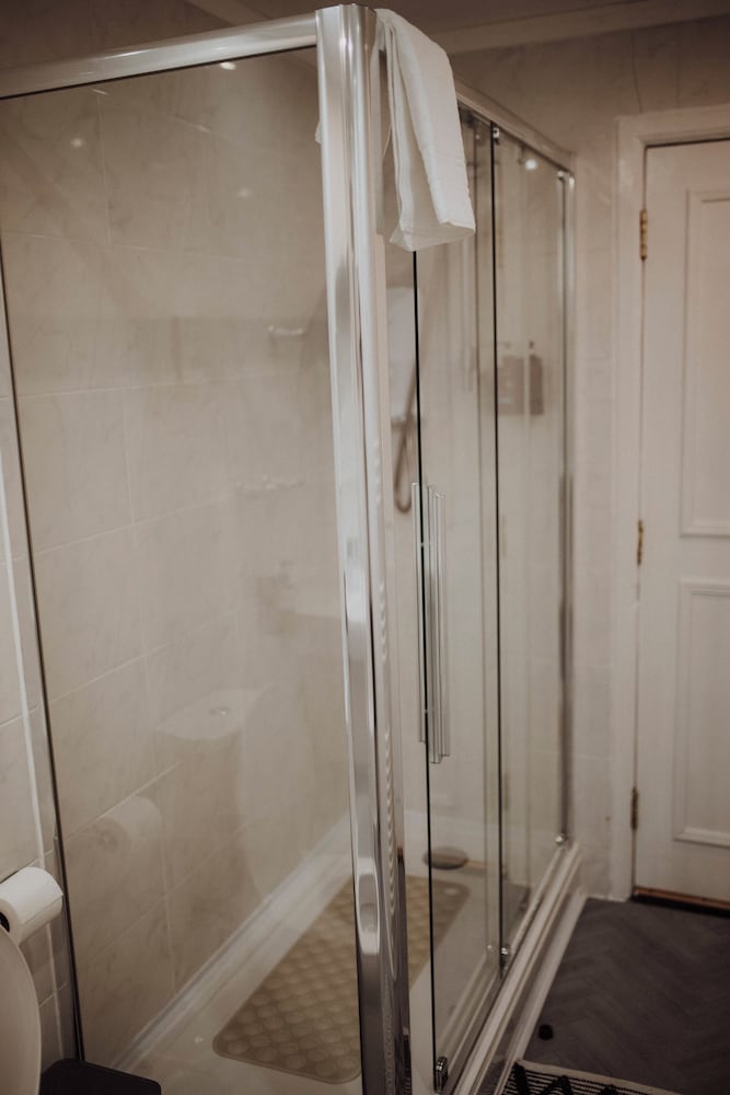 16 PILRIG GUEST HOUSE 59/60