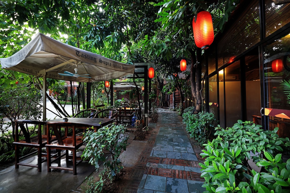 Royal Garden Hotel 37/39