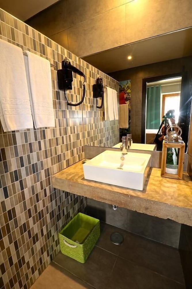 Lost & Found Hostel & Suites 30/35