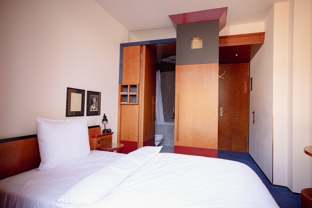 ROOM, SINGLE