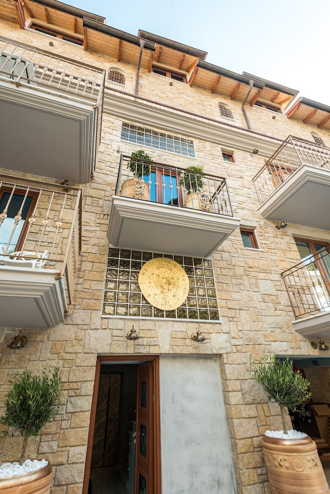 Leda Suites 1/50