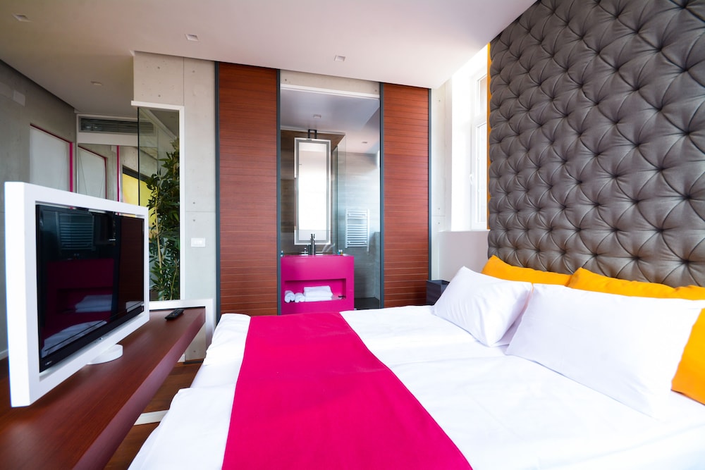 Boutique Rooms 8/50
