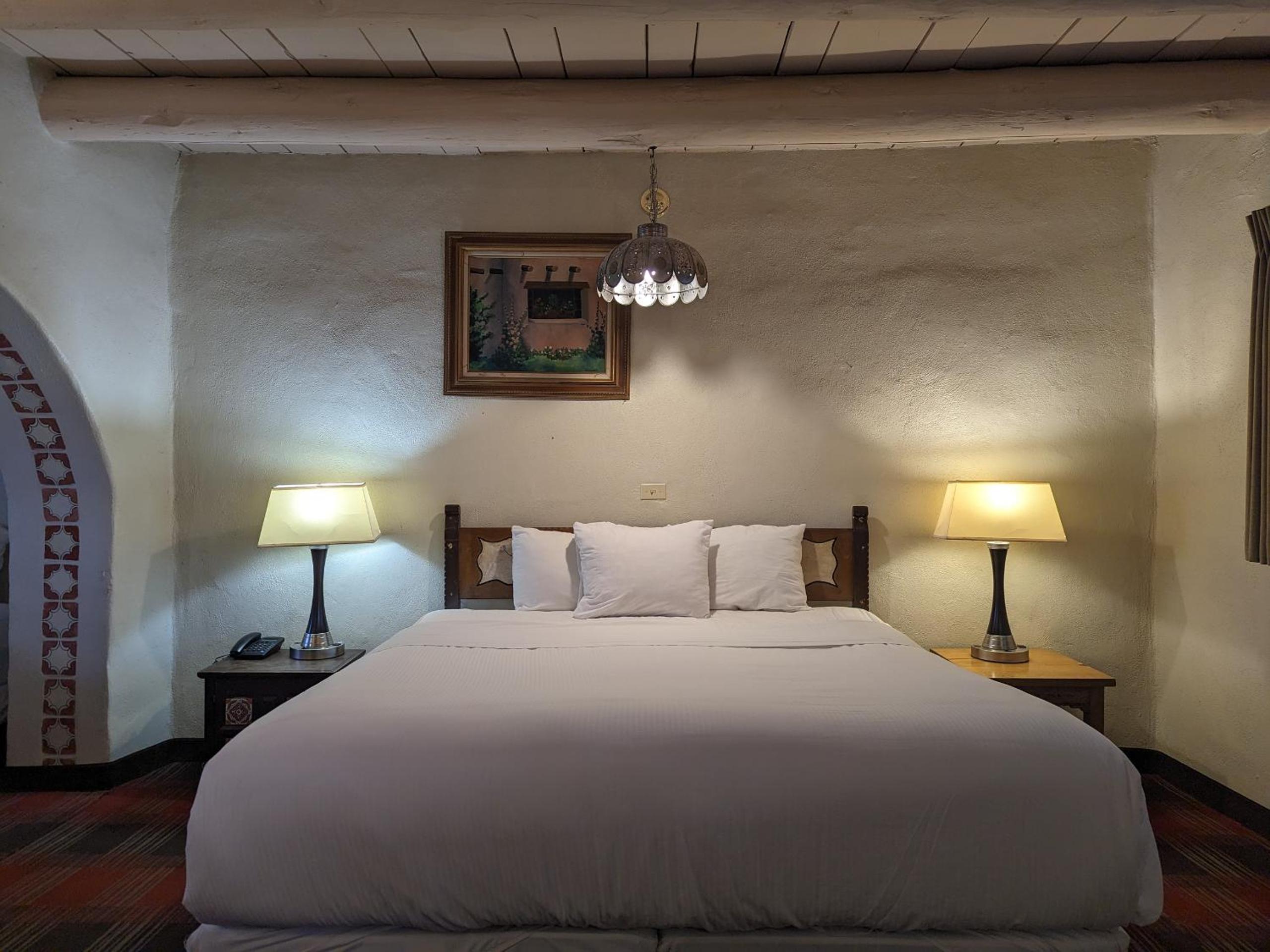 Room, Queen Bed, Sagebrush Inn Suites 2/8