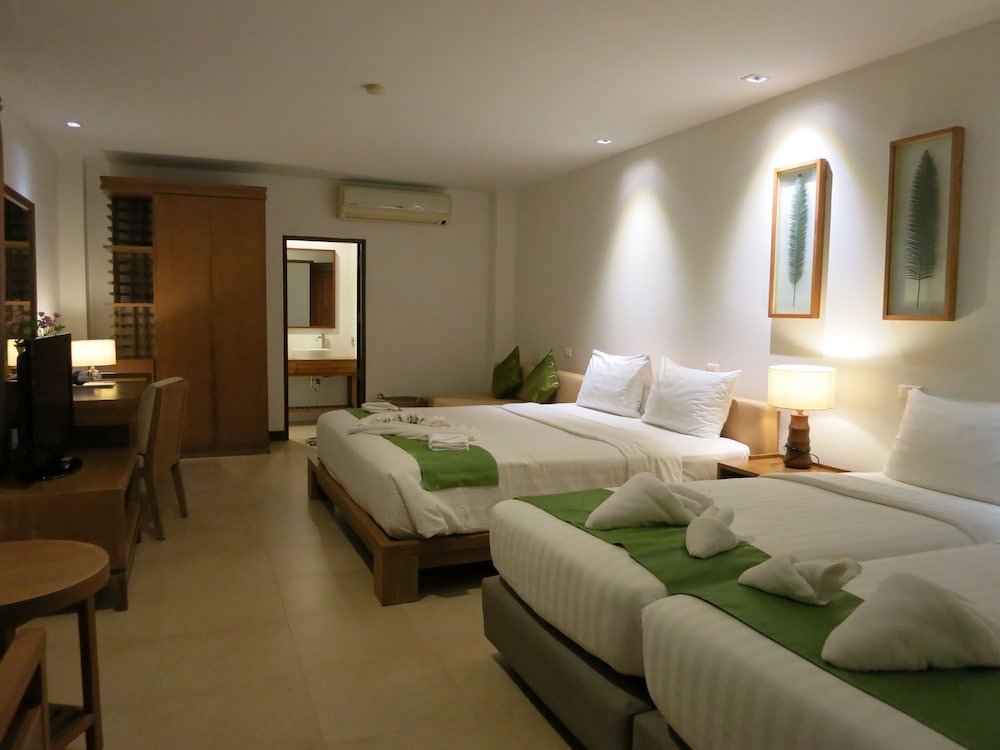غرفة عائلية رباعية بسرير كينج وسريرين منفصلين بإطلالة على البحر، Islanda Resort Hotel 2/10