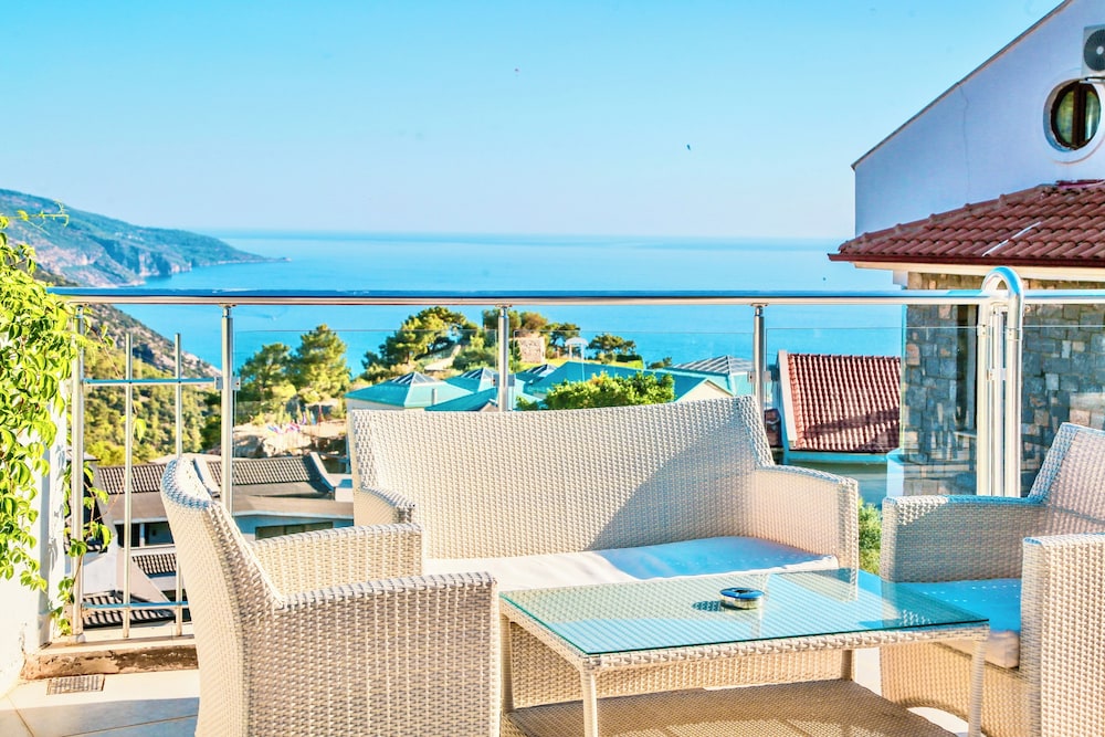 Tropical Deluxe Hotel 50/50