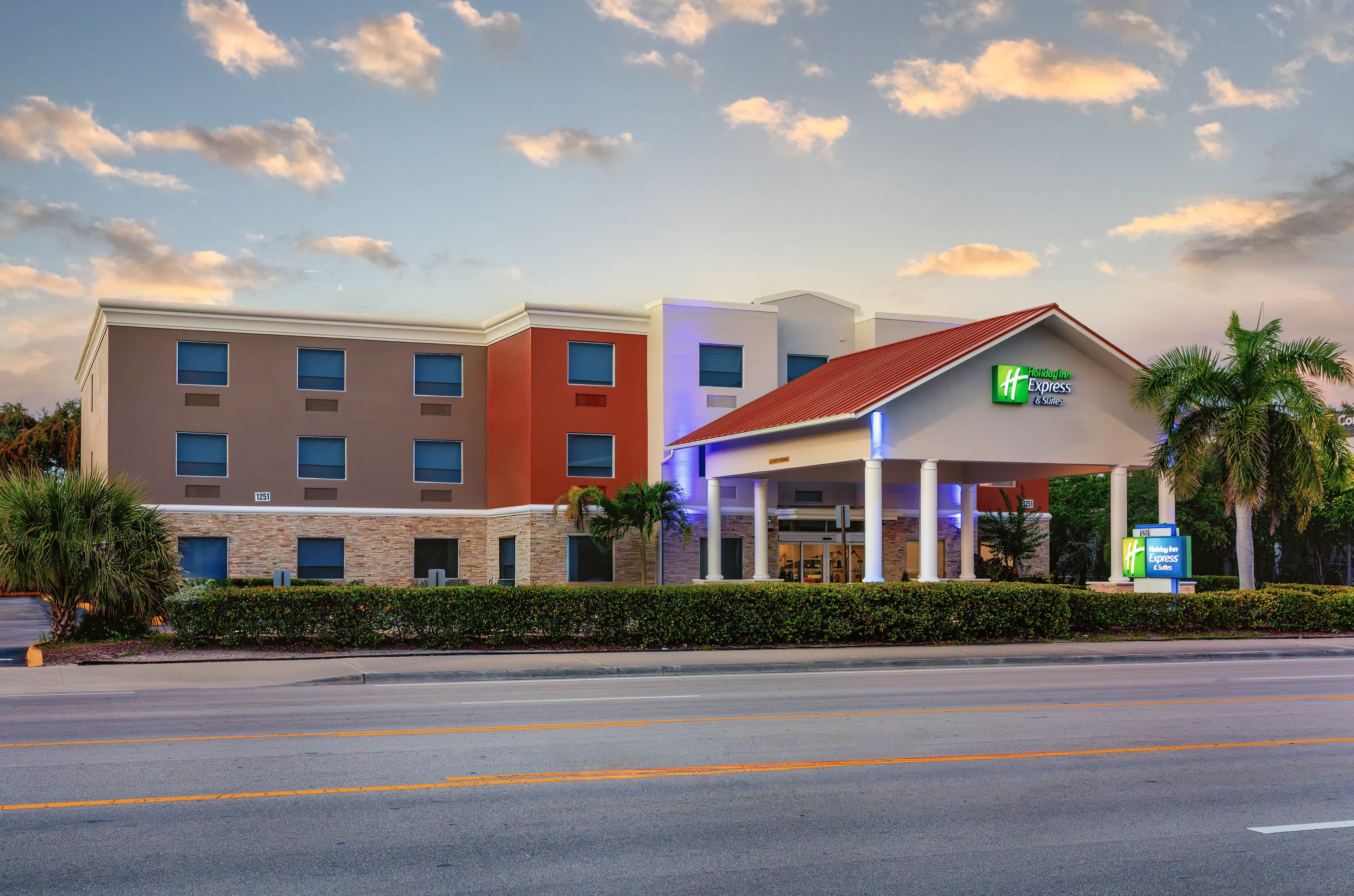 Holiday Inn Express Suites Lantana 5/57