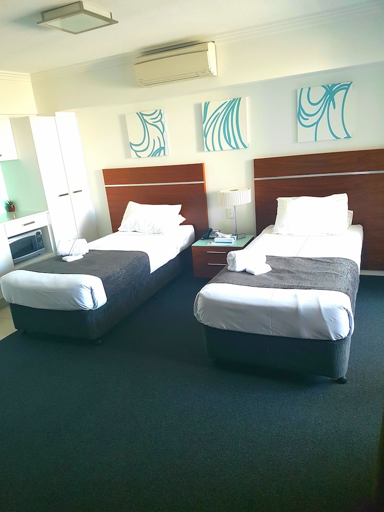 STUDIO, TWIN BEDS, KITCHENETTE