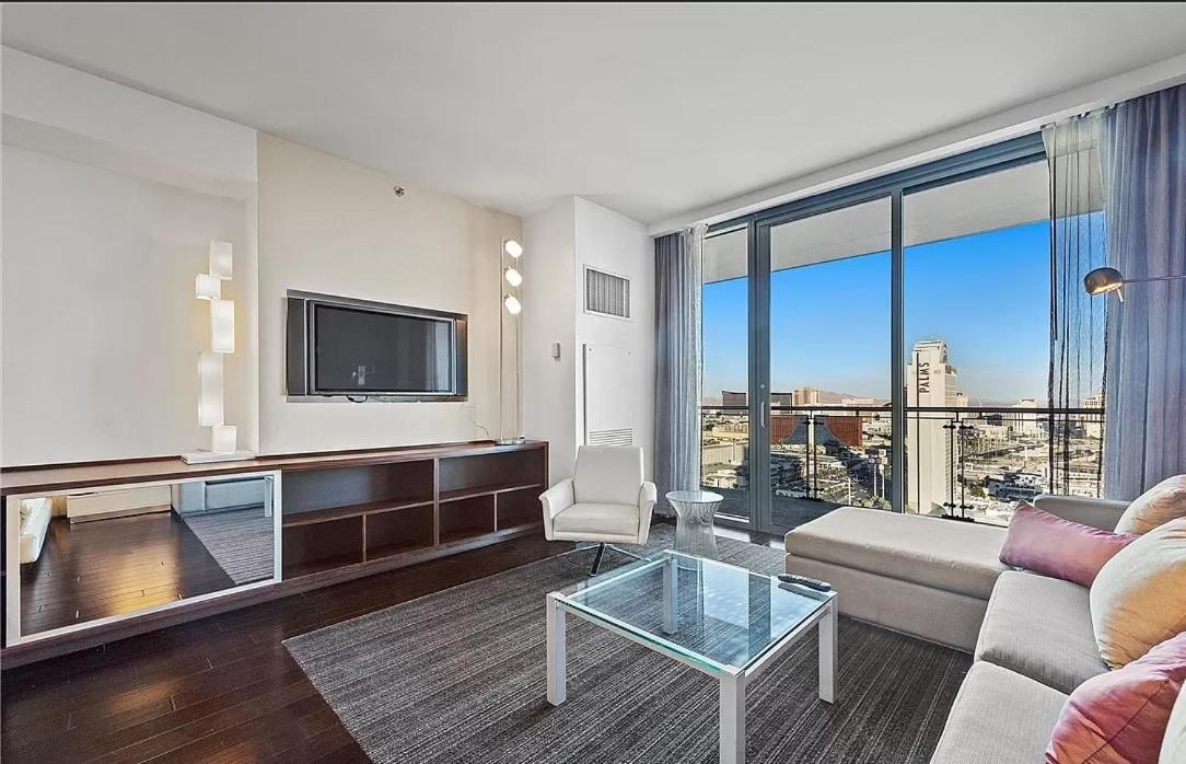 Luxury Hotel Suite With Private Strip View Balcony 8/13