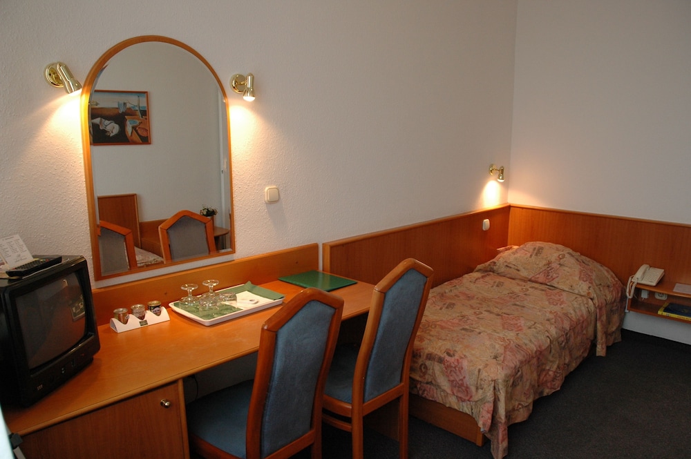 Benczur Hotel 30/42