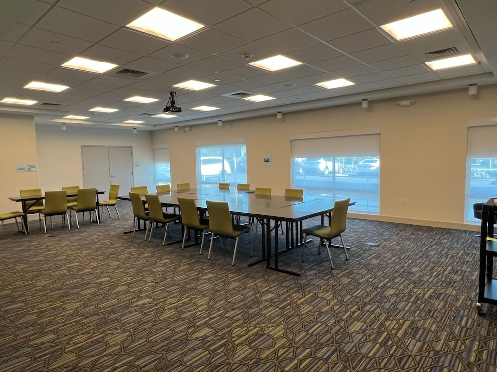 Holiday Inn Express & Suites - Ukiah 64/80