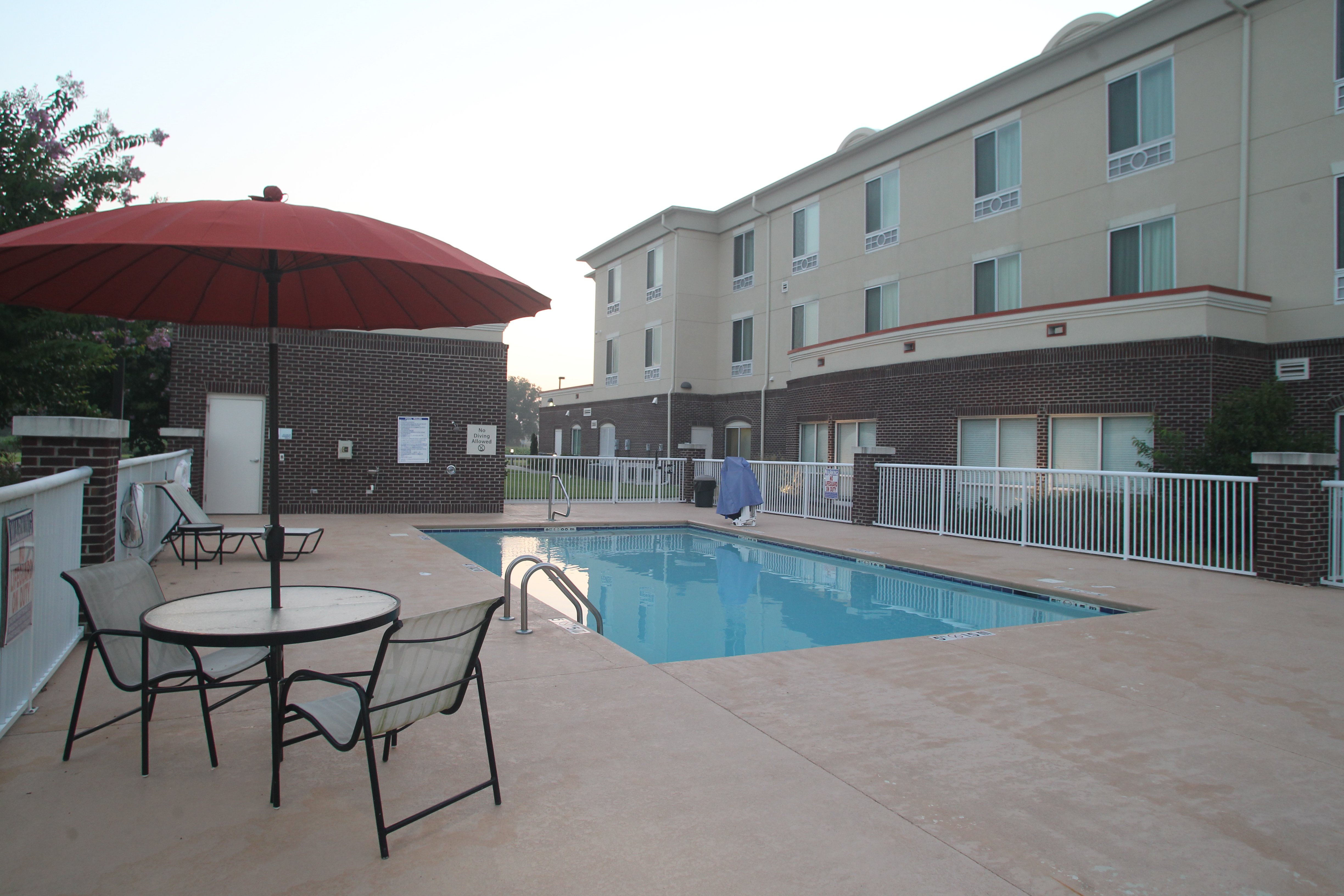 Holiday Inn Express Pembroke 5/50